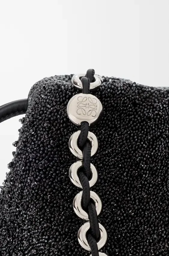 Średnia Flamenco Purse z koralikami w kształcie lwów, wykonana z płótna z koralikami i skóry cielęcej Średnia Flamenco Purse z koralikami w kształcie lwów, wykonana z płótna z koralikami i skóry cielęcej