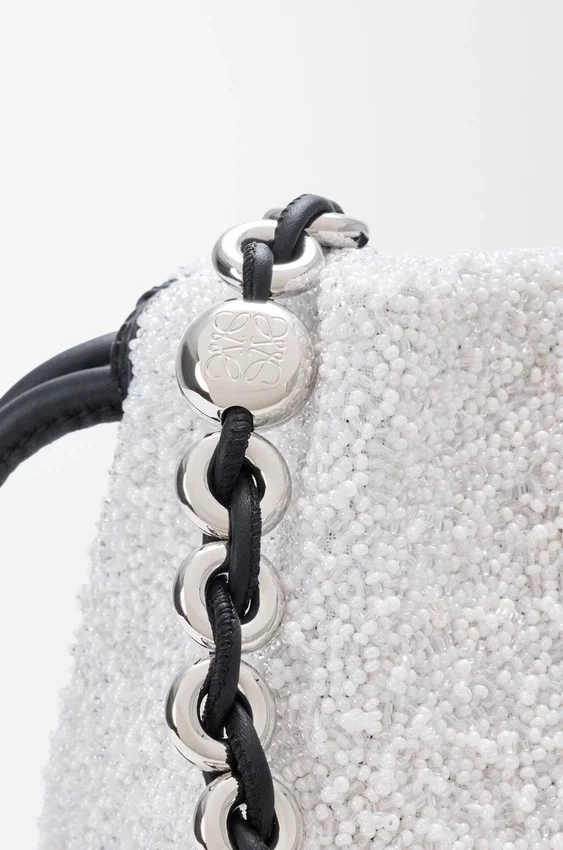 Średnia Flamenco Purse z koralikami w kształcie lwów, wykonana z płótna z koralikami i skóry cielęcej Średnia Flamenco Purse z koralikami w kształcie lwów, wykonana z płótna z koralikami i skóry cielęcej
