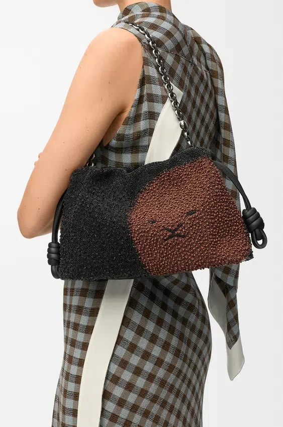 Średnia Flamenco Purse z koralikami w kształcie lwów, wykonana z płótna z koralikami i skóry cielęcej Średnia Flamenco Purse z koralikami w kształcie lwów, wykonana z płótna z koralikami i skóry cielęcej