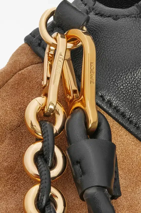 Średnia Flamenco Purse z miękkiej skóry jagnięcej typu nappa Średnia Flamenco Purse z miękkiej skóry jagnięcej typu nappa
