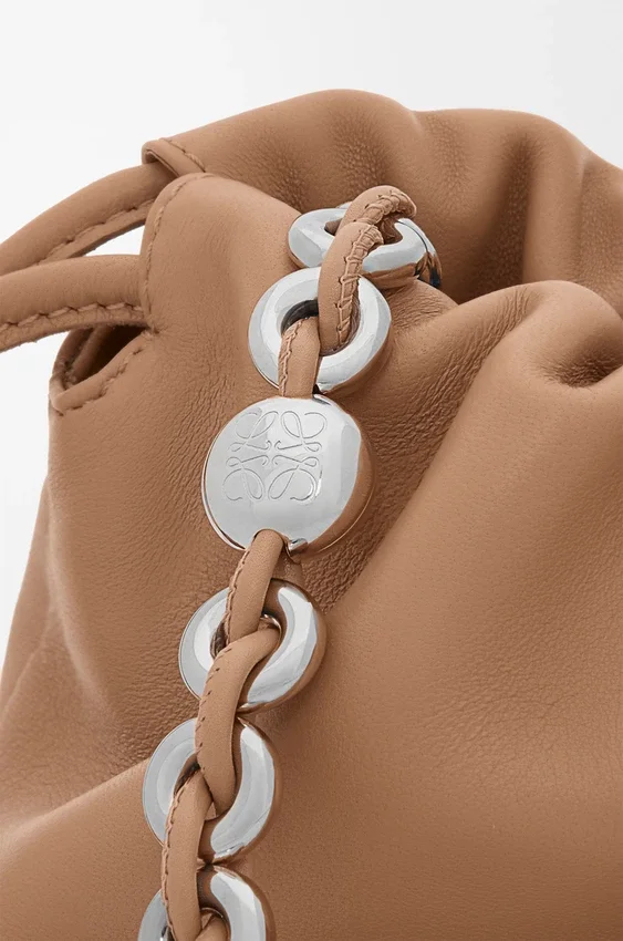 Średnia Flamenco Purse z miękkiej skóry jagnięcej typu nappa Średnia Flamenco Purse z miękkiej skóry jagnięcej typu nappa