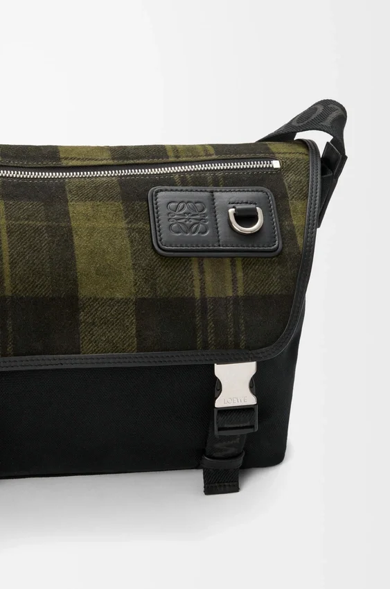 Średnia torba Flex Messenger z płótna i szczotkowanego zamszu Średnia torba Flex Messenger z płótna i szczotkowanego zamszu