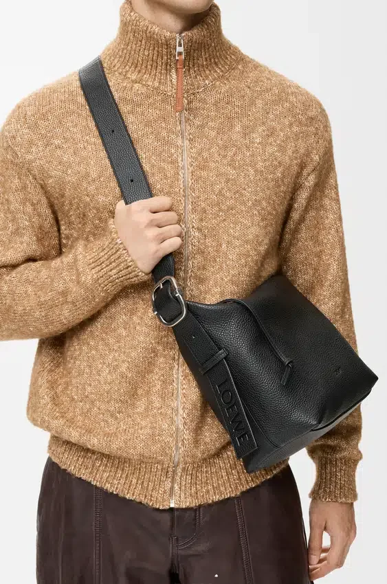 Średnia torba Loop Hobo z miękkiej, ziarnistej skóry cielęcej Średnia torba Loop Hobo z miękkiej, ziarnistej skóry cielęcej