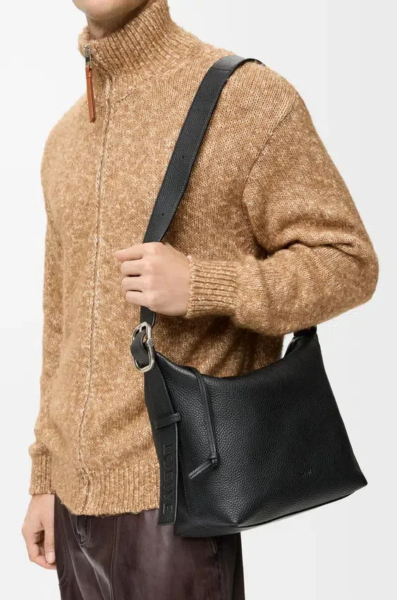 Średnia torba Loop Hobo z miękkiej, ziarnistej skóry cielęcej Średnia torba Loop Hobo z miękkiej, ziarnistej skóry cielęcej