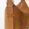Średnia torba Loop Hobo z zamszowej skóry cielęcej Średnia torba Loop Hobo z zamszowej skóry cielęcej