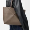 Średnia torba tote z poziomym zagięciem Puzzle Fold z miękkiej, ziarnistej skóry cielęcej Średnia torba tote z poziomym zagięciem Puzzle Fold z miękkiej, ziarnistej skóry cielęcej