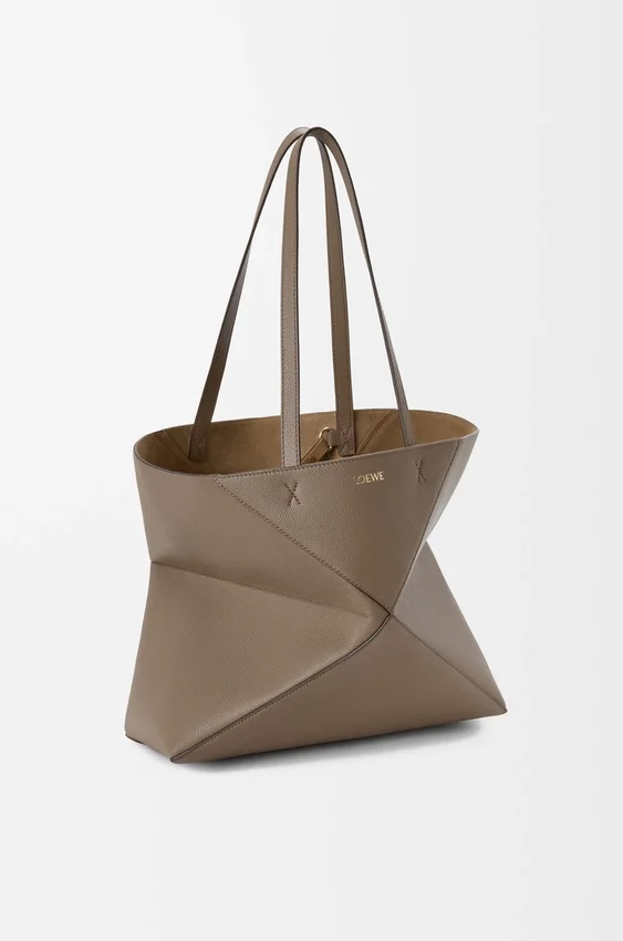 Średnia torba tote z poziomym zagięciem Puzzle Fold z miękkiej, ziarnistej skóry cielęcej Średnia torba tote z poziomym zagięciem Puzzle Fold z miękkiej, ziarnistej skóry cielęcej