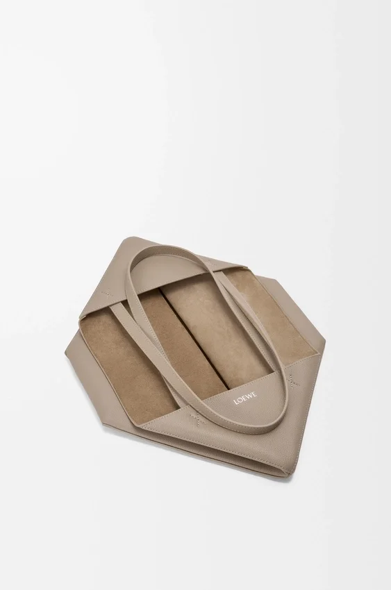 Średnia torba tote z poziomym zagięciem Puzzle Fold z miękkiej, ziarnistej skóry cielęcej Średnia torba tote z poziomym zagięciem Puzzle Fold z miękkiej, ziarnistej skóry cielęcej
