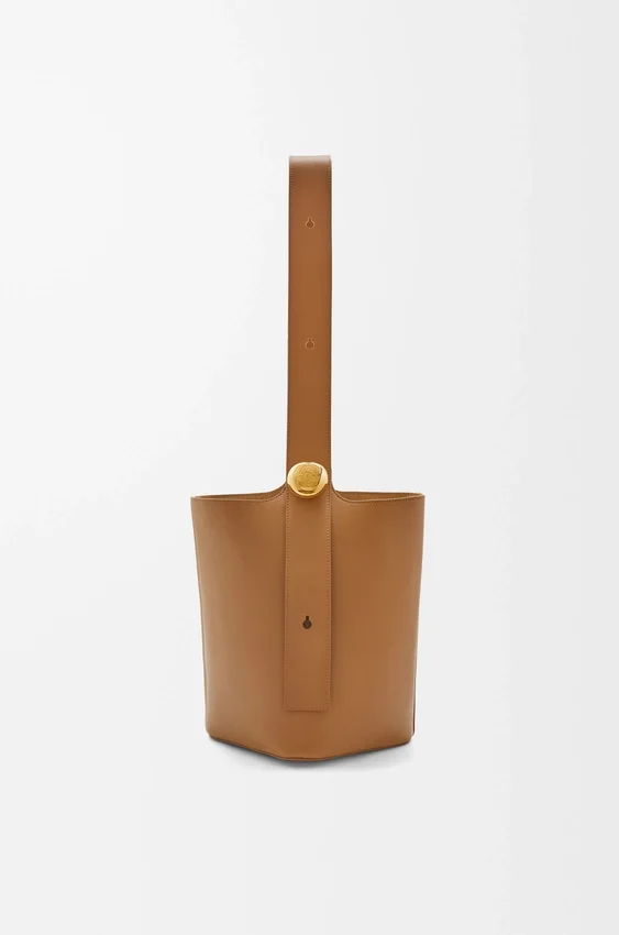 Średnia torba typu „Pebble Bucket” z gładkiej skóry cielęcej Średnia torba typu „Pebble Bucket” z gładkiej skóry cielęcej