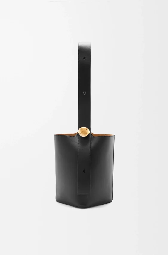 Średnia torba typu „Pebble Bucket” z gładkiej skóry cielęcej Średnia torba typu „Pebble Bucket” z gładkiej skóry cielęcej