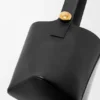 Średnia torba typu „Pebble Bucket” z gładkiej skóry cielęcej Średnia torba typu „Pebble Bucket” z gładkiej skóry cielęcej