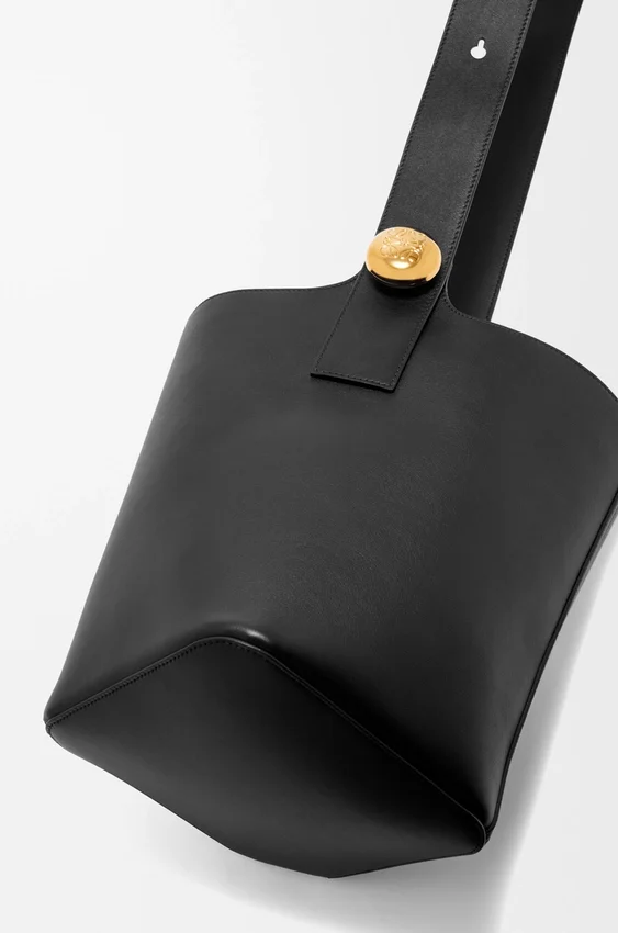 Średnia torba typu „Pebble Bucket” z gładkiej skóry cielęcej Średnia torba typu „Pebble Bucket” z gładkiej skóry cielęcej