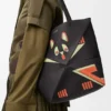 Średnia torba typu „Puzzle Fold” z motywem Futurist Cat, wykonana ze skóry cielęcej typu nappa Średnia torba typu „Puzzle Fold” z motywem Futurist Cat, wykonana ze skóry cielęcej typu nappa