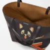 Średnia torba typu „Puzzle Fold” z motywem Futurist Cat, wykonana ze skóry cielęcej typu nappa Średnia torba typu „Puzzle Fold” z motywem Futurist Cat, wykonana ze skóry cielęcej typu nappa