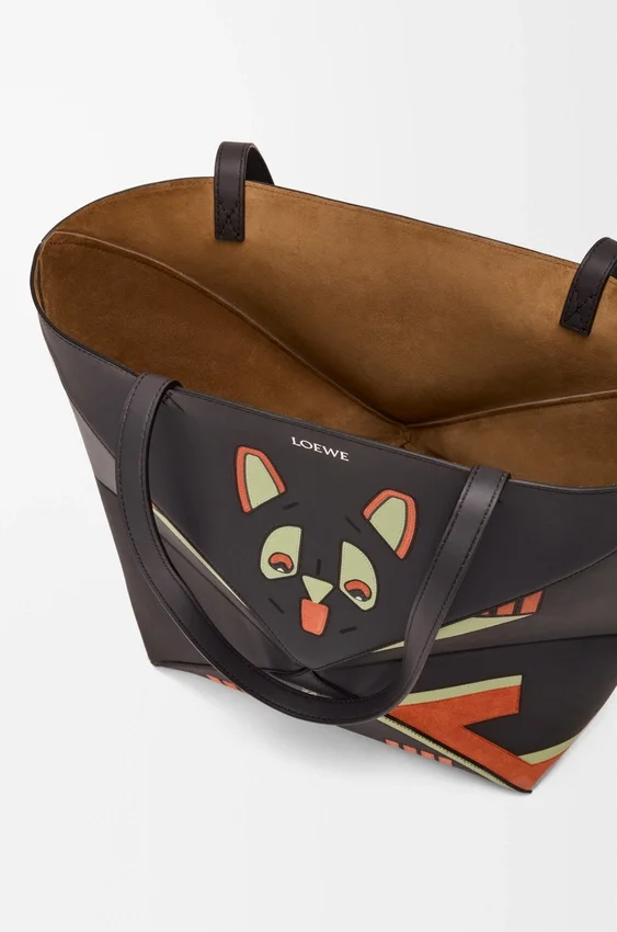 Średnia torba typu „Puzzle Fold” z motywem Futurist Cat, wykonana ze skóry cielęcej typu nappa Średnia torba typu „Puzzle Fold” z motywem Futurist Cat, wykonana ze skóry cielęcej typu nappa