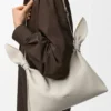 Średnia torba typu „scarf bag” z gładkiej skóry cielęcej Średnia torba typu „scarf bag” z gładkiej skóry cielęcej
