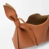 Średnia torba typu „scarf bag” z gładkiej skóry cielęcej