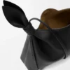 Średnia torba typu „scarf bag” z gładkiej skóry cielęcej