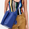 Średnia torebka typu bucket Bilbao z gładkiej skóry cielęcej Średnia torebka typu bucket Bilbao z gładkiej skóry cielęcej