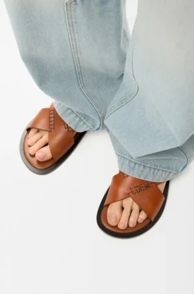 Sandały typu slide Flex z krzyżującymi się paskami z cielęcej skóry garbowanej roślinnie Sandały typu slide Flex z krzyżującymi się paskami z cielęcej skóry garbowanej roślinnie