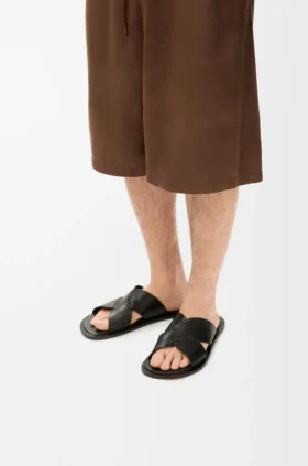 Sandały typu slide Flex z krzyżującymi się paskami z cielęcej skóry garbowanej roślinnie Sandały typu slide Flex z krzyżującymi się paskami z cielęcej skóry garbowanej roślinnie
