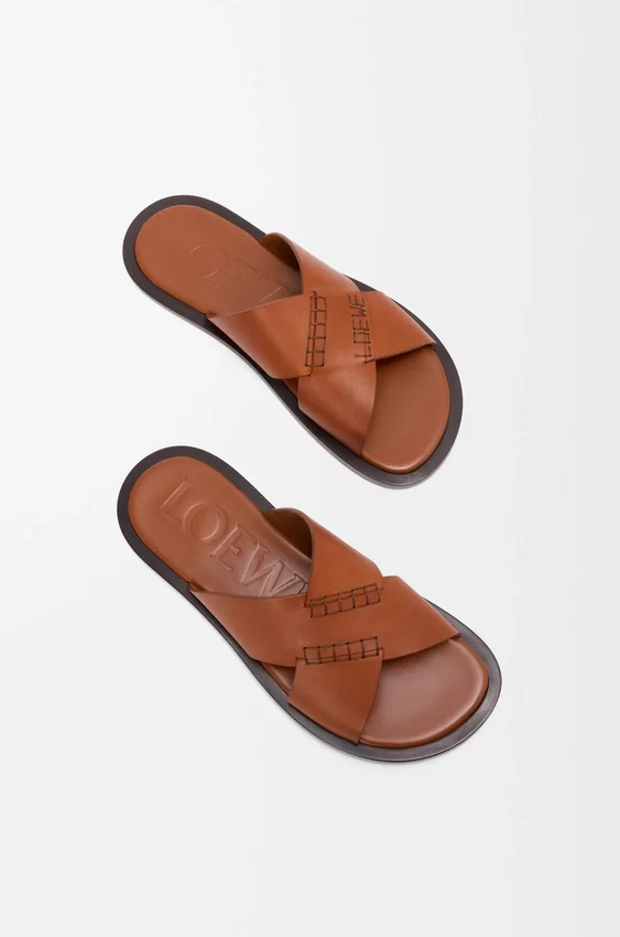 Sandały typu slide Flex z krzyżującymi się paskami z cielęcej skóry garbowanej roślinnie Sandały typu slide Flex z krzyżującymi się paskami z cielęcej skóry garbowanej roślinnie