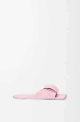 Sandały typu slide z motywem origami z jagnięcej skóry Sandały typu slide z motywem origami z jagnięcej skóry
