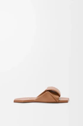 Sandały typu slide z motywem origami z jagnięcej skóry Sandały typu slide z motywem origami z jagnięcej skóry