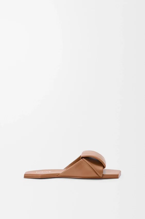 Sandały typu slide z motywem origami z jagnięcej skóry Sandały typu slide z motywem origami z jagnięcej skóry