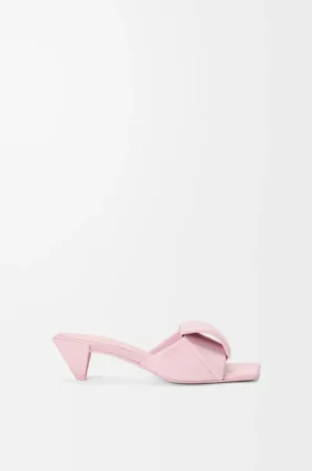 Sandały typu slide z motywem origami z jagnięcej skóry Sandały typu slide z motywem origami z jagnięcej skóry
