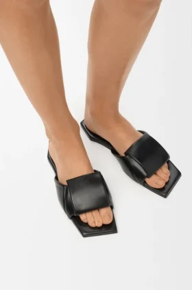 Sandały typu slide z motywem origami z jagnięcej skóry Sandały typu slide z motywem origami z jagnięcej skóry