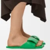Sandały typu slide z motywem origami z jagnięcej skóry Sandały typu slide z motywem origami z jagnięcej skóry