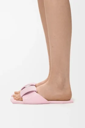 Sandały typu slide z motywem origami z jagnięcej skóry Sandały typu slide z motywem origami z jagnięcej skóry
