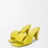 Sandały typu slide z motywem origami z jagnięcej skóry Sandały typu slide z motywem origami z jagnięcej skóry