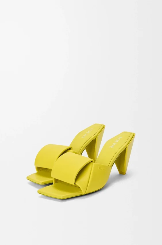 Sandały typu slide z motywem origami z jagnięcej skóry Sandały typu slide z motywem origami z jagnięcej skóry