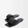 Sandały typu slide z motywem origami z jagnięcej skóry Sandały typu slide z motywem origami z jagnięcej skóry