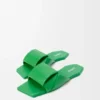 Sandały typu slide z motywem origami z jagnięcej skóry Sandały typu slide z motywem origami z jagnięcej skóry