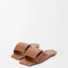 Sandały typu slide z motywem origami z jagnięcej skóry Sandały typu slide z motywem origami z jagnięcej skóry