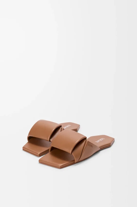 Sandały typu slide z motywem origami z jagnięcej skóry Sandały typu slide z motywem origami z jagnięcej skóry