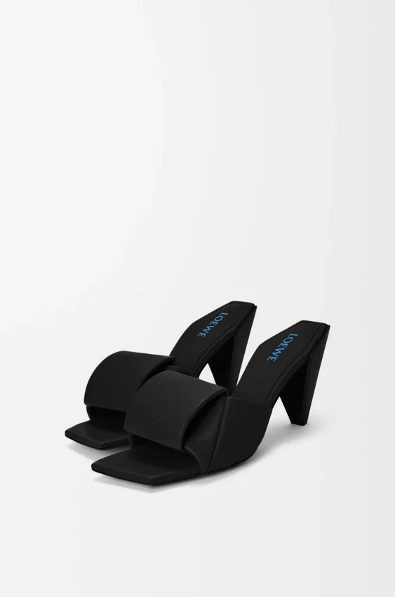Sandały typu slide z motywem origami z jagnięcej skóry Sandały typu slide z motywem origami z jagnięcej skóry