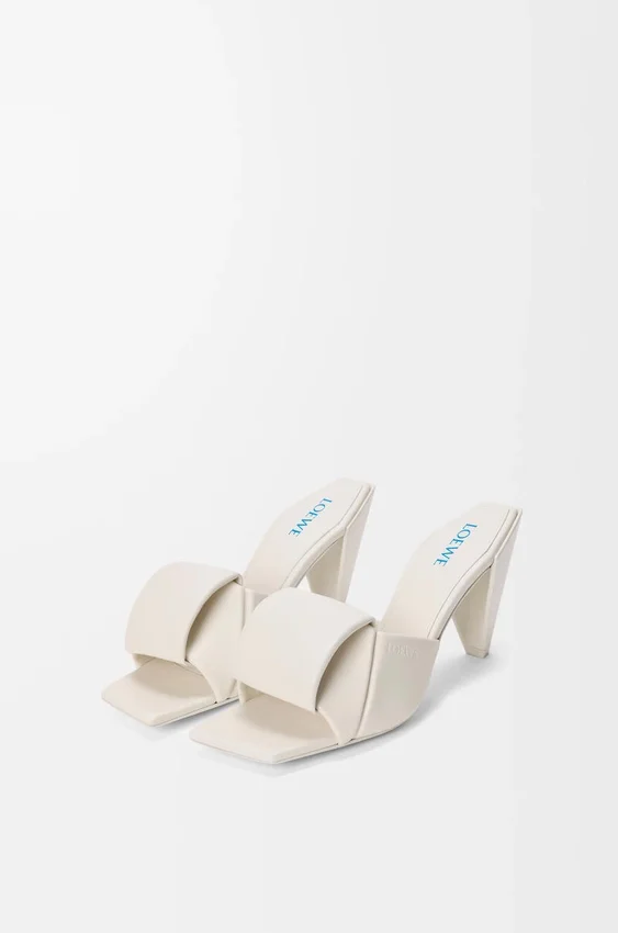 Sandały typu slide z motywem origami z jagnięcej skóry Sandały typu slide z motywem origami z jagnięcej skóry