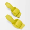 Sandały typu slide z motywem origami z jagnięcej skóry Sandały typu slide z motywem origami z jagnięcej skóry