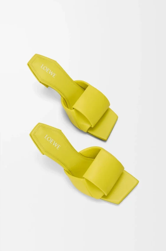 Sandały typu slide z motywem origami z jagnięcej skóry Sandały typu slide z motywem origami z jagnięcej skóry