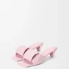 Sandały typu slide z motywem origami z jagnięcej skóry Sandały typu slide z motywem origami z jagnięcej skóry
