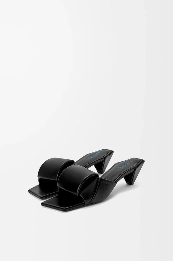 Sandały typu slide z motywem origami z jagnięcej skóry Sandały typu slide z motywem origami z jagnięcej skóry