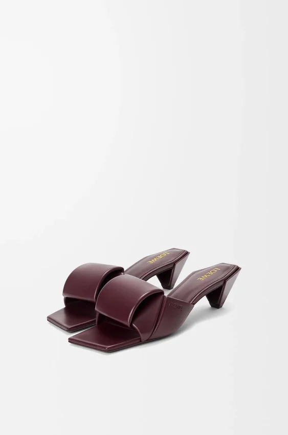 Sandały typu slide z motywem origami z jagnięcej skóry Sandały typu slide z motywem origami z jagnięcej skóry