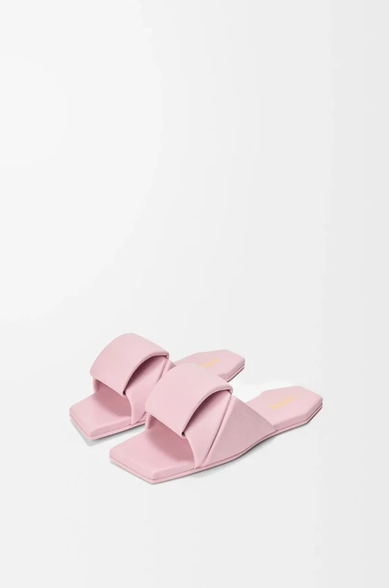 Sandały typu slide z motywem origami z jagnięcej skóry Sandały typu slide z motywem origami z jagnięcej skóry