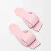 Sandały typu slide z motywem origami z jagnięcej skóry Sandały typu slide z motywem origami z jagnięcej skóry