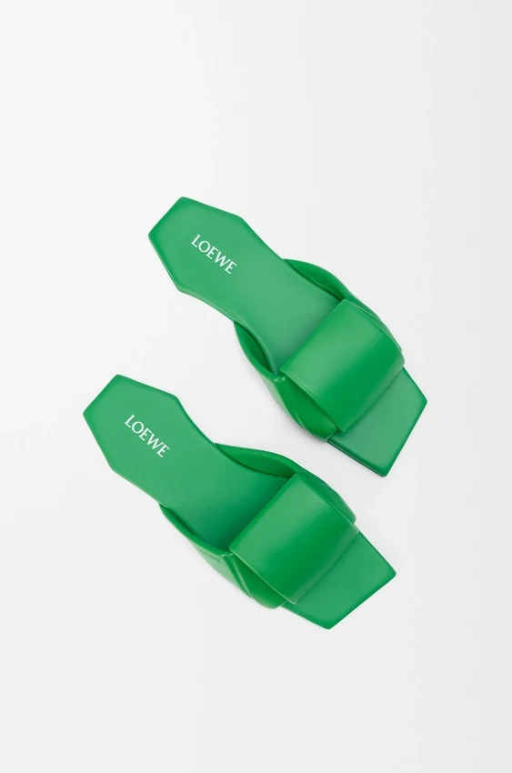 Sandały typu slide z motywem origami z jagnięcej skóry Sandały typu slide z motywem origami z jagnięcej skóry
