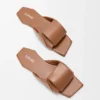Sandały typu slide z motywem origami z jagnięcej skóry Sandały typu slide z motywem origami z jagnięcej skóry